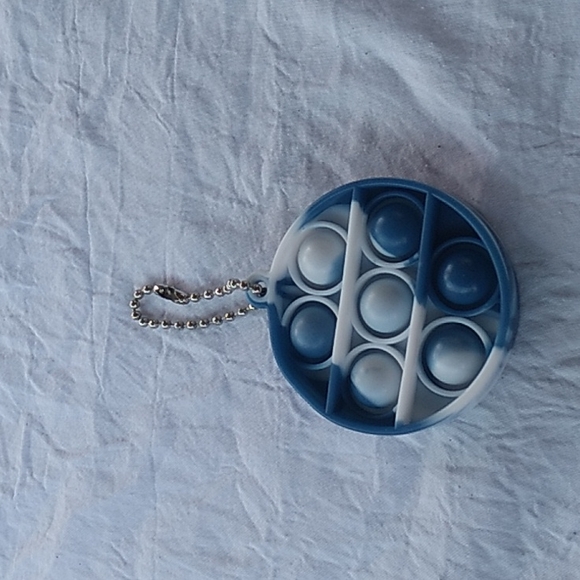 5 piece pop it fidgeting tools. 2 bracelets and 3 keychains Lot # 7 - Picture 4 of 5